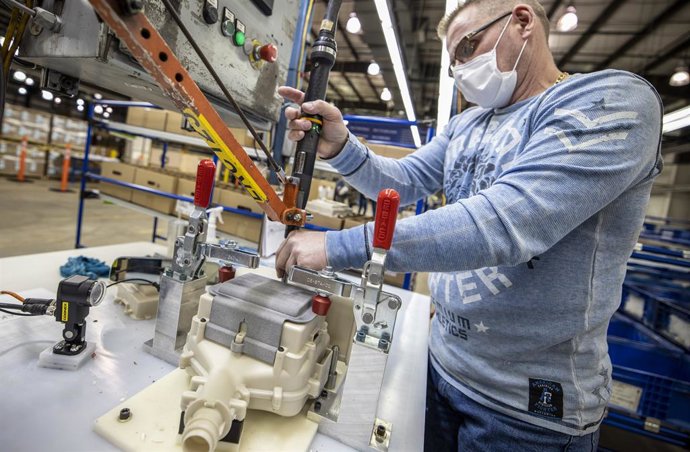 Imagen de un trabajador de Ford produciendo un respirador.