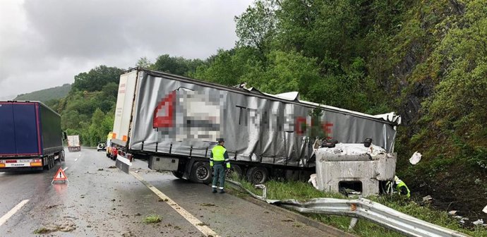 Herido leve el conductor de un camión tras una salida de vía en la A-15, en Gorriti.