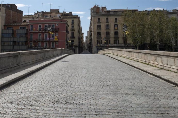 Pont de Pedra de Girona, desert durant el Dimecres Sant de Setmana Santa per les normes de confinament de l'estat d'alarma decretat pel Govern per a la lluita contra el coronavirus, a Girona/Catalunya (Espanya) a 8 d'abril de 2020.