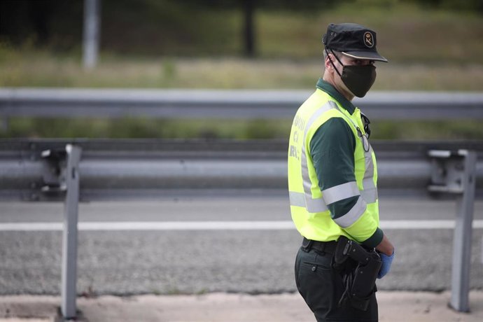 Un guardia civil protegido con una mascarilla.