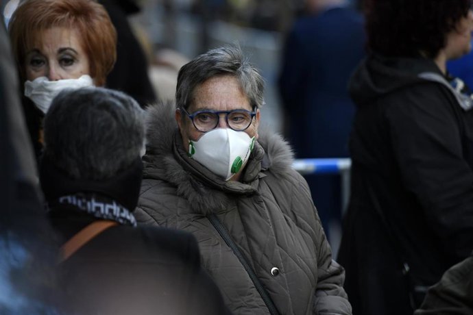 Imagen de archivo de una mujer con una mascarilla por el coronavirus.