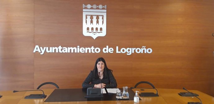 La concejala y presidenta de las Juntas de Distrito, Eva Loza, en comparecencia de prensa