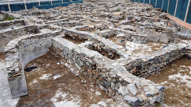 Limpieza de hierbas en restos arqueológicos en Almuñécar