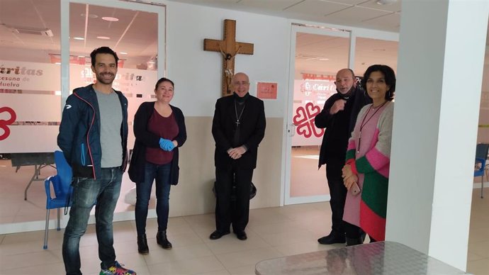 El obispo de Huelva, José Vilaplana, visita las instalaciones de Cáritas Diocesana en la capital