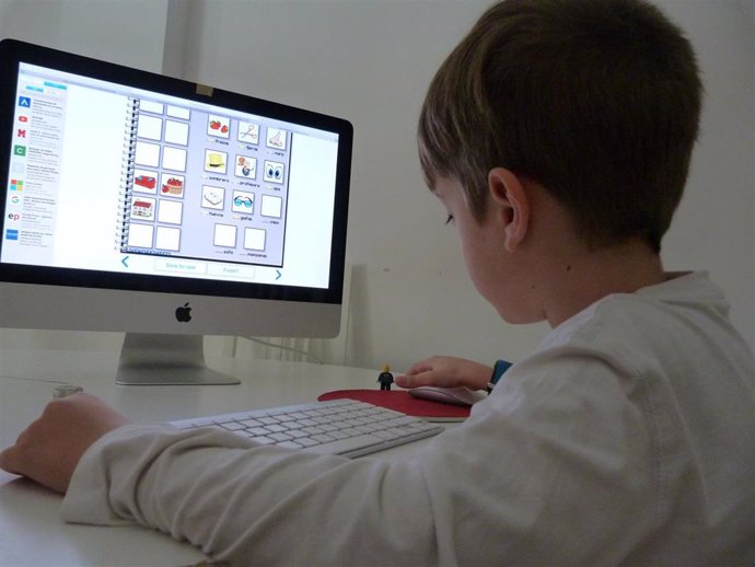 Un escolar realiza deberes 'online' desde casa.