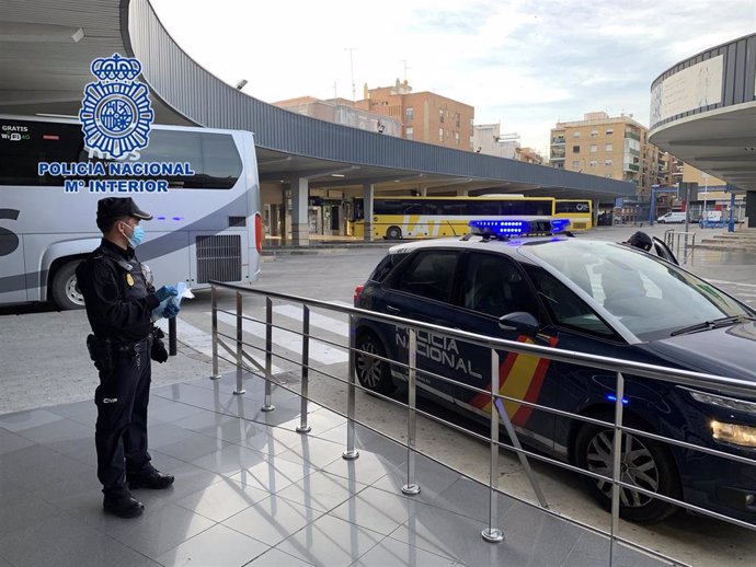 Policía Nacional reparte miles de mascarillas en polígonos y estaciones de trasporte público
