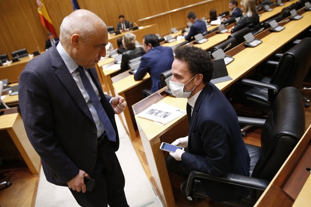 El diputado socialista Rafael Simancas (i) y el de Ciudadanos Edmundo Bal (d), conversan este miércoles en la primera sesión de la Comisión del Congreso para la Reconstrucción Social y Económica. En Madrid (España) a 13 de mayo de 2020.