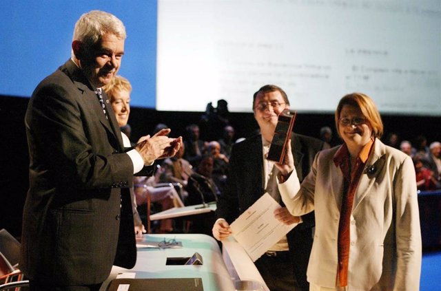 Vicent Partal y Assumpció Maresma recibieron en 2004 el Premi Nacional de Periodisme 2004 de manos del presidente Pasqual Maragall i la consellera Caterina Mieras