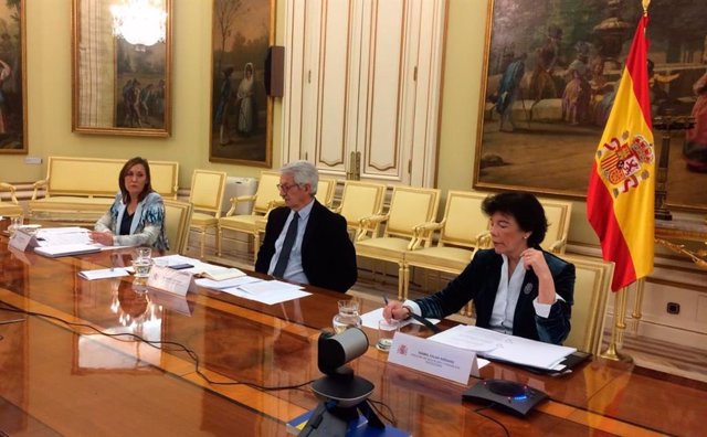 La secretaria general de Formación Profesional, Clara Sanz, el secretario de Estado de Educación, Alejandro Tiana, y la ministra Isabel Celaá, durante la Conferencia Sectorial telemática del 25 de marzo.