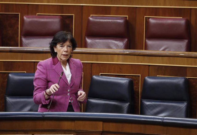 La ministra de Educación, Isabel Celaá, durante su intervención en la sesión de Control al Ejecutivo este miércoles en el Congreso, en un momento en el que el Gobierno intenta recabar apoyos para aprobar una nueva prórroga del estado de alarma, en Madrid 