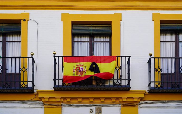 Banderas de España con crespones negros en algunos balcones de Sevilla a 13 de abril del 2020