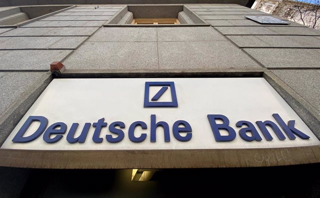 Cartel de Deutsche Bank en una sucursal de Madrid, tras el incremento del 12,9% en la Bolsa de Fráncofort, lo que equivale a 9,33 euros por acción, la gestora estadounidense Capital Group se convierte en el tercer accionista alcanzando una participación d