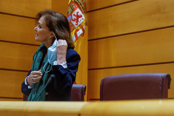 La vicepresidenta primera y ministra de la Presidencia, Relaciones con las Cortes y Memoria Democrática, Carmen Calvo, se quita la mascarilla antes de comparecer ante la Comisión Constitucional del Senado. En Madrid (España) a 13 de mayo de 2020.