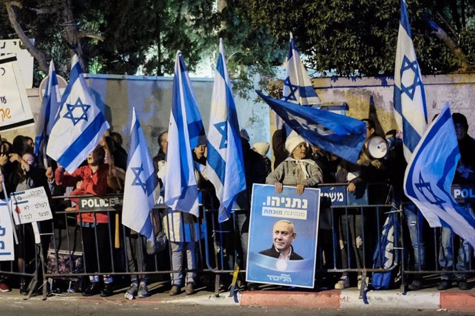 Seguidores del primer ministro de Israel, Benjamin Netanyahu, protestan tras ser imputado por corrupción por el fiscal general del país, Avichai Mandelblit