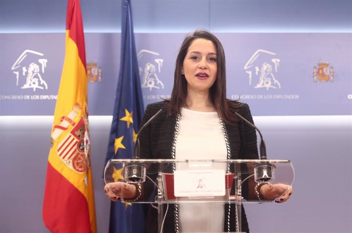 La portavoz de Ciudadanos en el Congreso, Inés Arrimadas, en rueda de prensa ante los medios, en el Congreso de los Diputados, Madrid (España), a 11 de febrero de 2020.