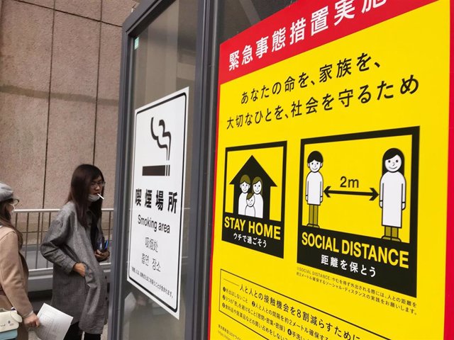 Cartel con las medidas de seguridad recomendadas durante la pandemia de Covid-19 en Tokio, Japón.