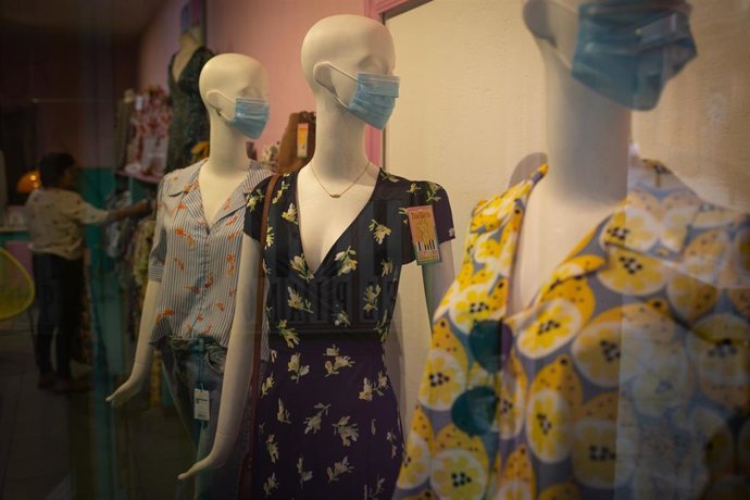 Establecimiento de ropa semiabierto durante la fase 0 de la desescalada en el país donde las salidas para realizar deporte o pasear para adultos están permitidos en distintas franjas horarias debido a la crisis del Covid-19 y algunos establecimientos ha