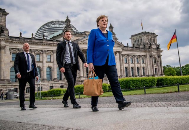 Angela Merkel sale del Bundestag y se dirige hacia la Cancillería