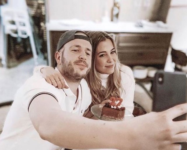 Celia vega-penichet junto a su primo, su hermano, Aless Lequio