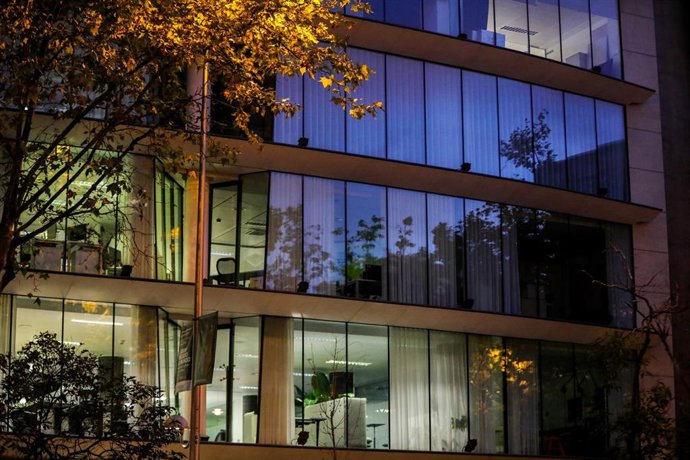 Un edificio de oficinas con las luces encendidas.