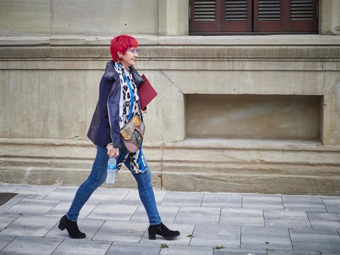 La consejera de Salud del Gobierno de Navarra, Santos Induráin Orduna, llegando al Parlamento de Navarra para asistir a una comparecencia de la Presidenta del Gobierno de Navarra, en la que informará sobre las medidas que están siendo adoptadas para res