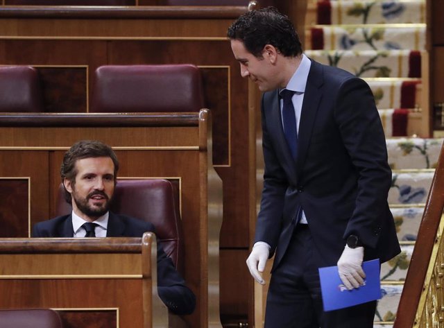 El líder del PP, Pablo Casado y el secretario general del partido, Teodoro García Egea, conversan durante la sesión de Control al Ejecutivo este miércoles en el Congreso. En Madrid (España), a 13 de mayo de 2020.