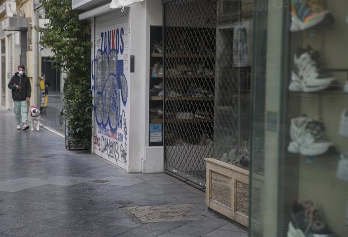 Calles comerciales del centro de Sevilla con las tiendas cerradas