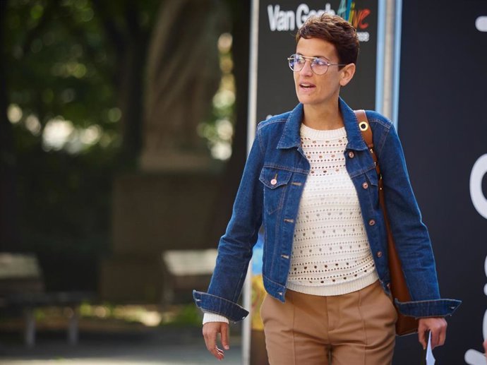 La presidenta del Gobierno de Navarra, María Chivite, a su llegada al pleno del Parlamento de Navarra celebrado este jueves donde se ha aprobado, por unanimidad, un nuevo Decreto-Ley Foral presentado por el Gobierno, el cuarto, con medidas urgentes para