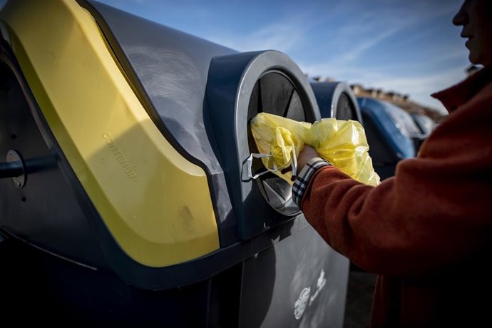 Contenedor amarillo de plástico, latas y bricks. Archivo