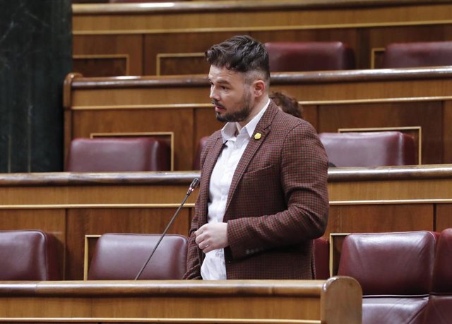 El portavoz de ERC, Gabriel Rufián, durante su intervención en la sesión de Control al Ejecutivo que se celebra este miércoles en el Congreso, en un momento en el que el Gobierno intenta recabar apoyos para aprobar una nueva prórroga del estado de alarma,