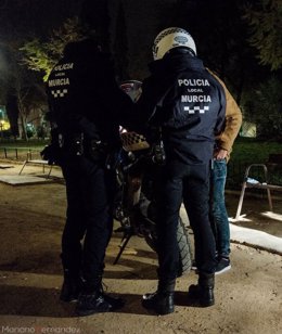 La Policía Local de Murcia formula 9 denuncias este miércoles por consumo de alcohol en la calle