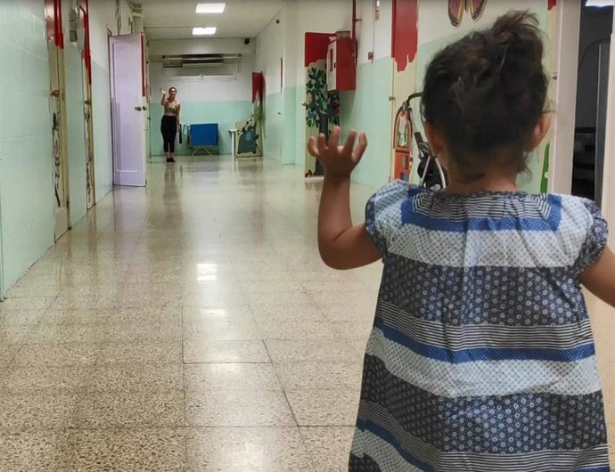 Una mujer y una niña en el departamento de madres de la prisión de mujeres de Barcelona Wad-Ras.