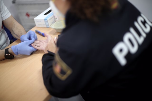 La Comunidad de Madrid realiza un test a una agente de Policía