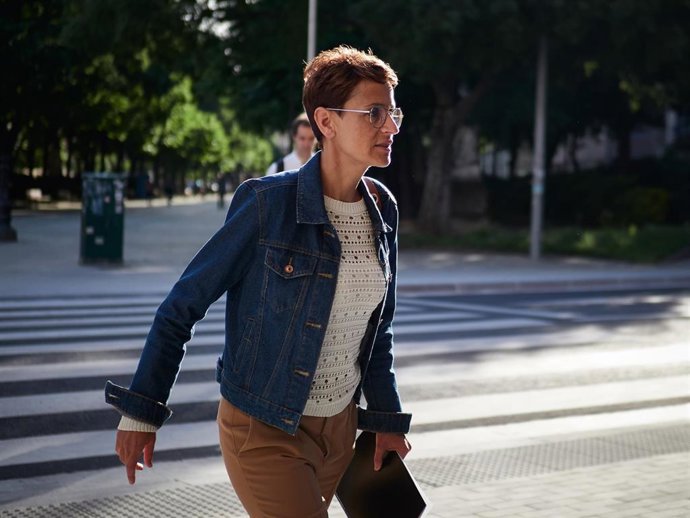 La presidenta del Gobierno de Navarra, María Chivite, a su llegada al pleno del Parlamento de Navarra celebrado este jueves donde se ha aprobado, por unanimidad, un nuevo Decreto-Ley Foral presentado por el Gobierno, el cuarto
