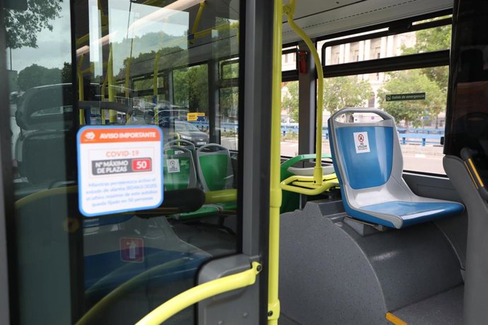 Entrada de uno de los autobuses de la Empresa Municipal de Transportes (EMT)