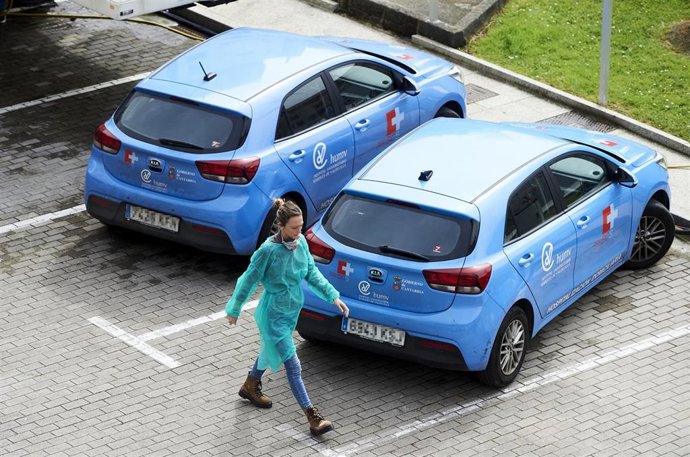 Una profesional sanitaria en el exterior del Hospital Valdecilla de Santander. Archivo