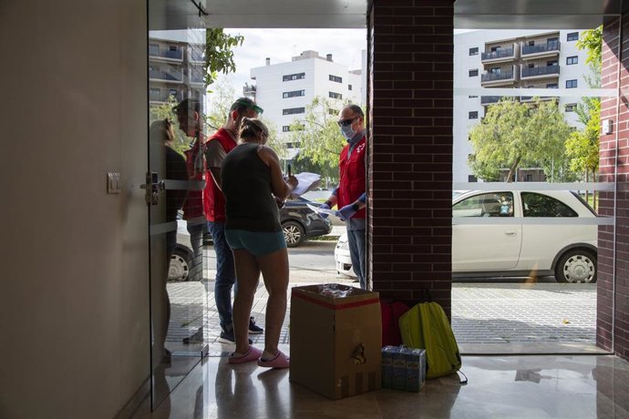 Imagen de archivo de uno de los repartos de alimentos realizados por voluntarios de Cruz Roja.