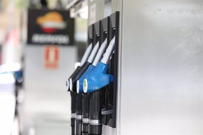 Surtidor de gasolina en la fase 0 de la desescalada en la que las gasolineras siguen prestando servicio durante el estado de alarma por la crisis del Covid-19, en Madrid (España) a 6 de mayo de 2020.