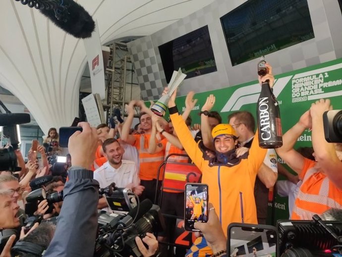 Carlos Sainz celebra su podio en el GP Brasil 2019