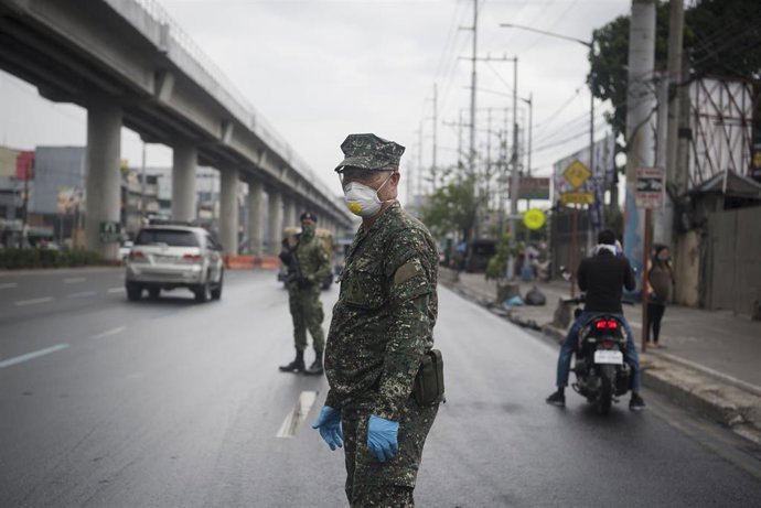 Imagen de archivo de un militar filipino en una calle de Manila