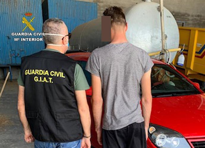 Imagen del conductor investigado, acompañado por la Guardia Civil