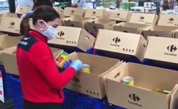 Carrefour y la embajada argentina colaboran para la entrega de alimentos a argentinos residentes en España