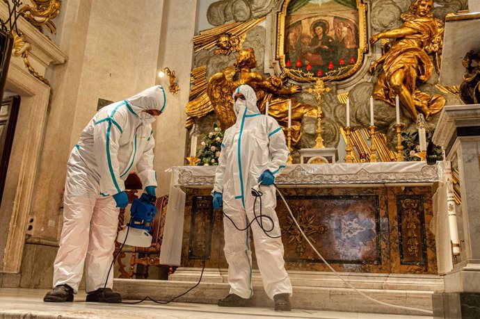 Trabajadores municipales desinfectando una iglesia en Roma
