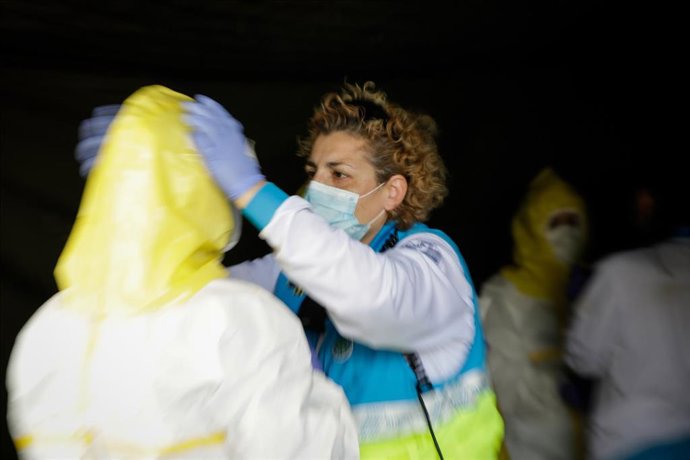 Sanitarios del SUMMA se visten con material protector frente al Covid-19 