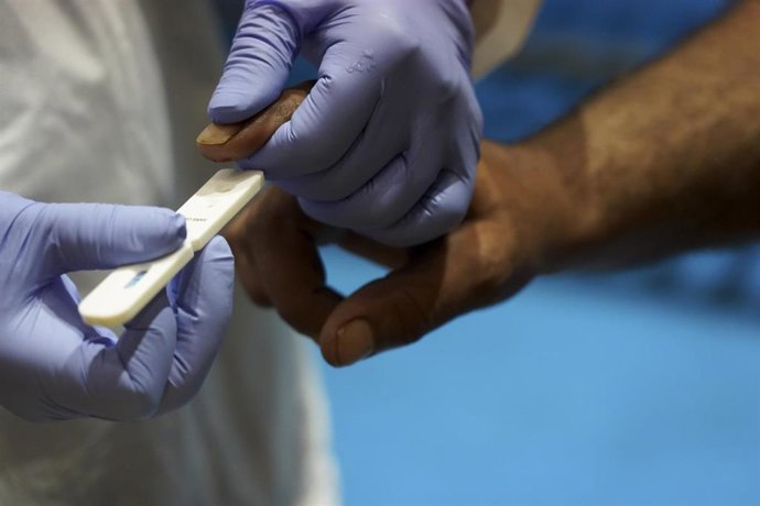 Un pescador se somete a un test rápido de Covid 19