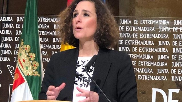 La consejera para la Transición Ecológica y Sostenibilidad de la Junta de Extremadura, Olga García, en la presentación del Balance Eléctrico de la región correspondiente a 2019