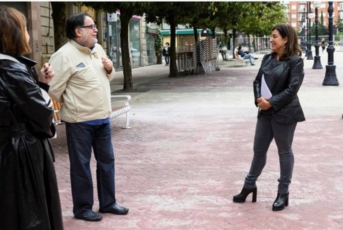 La presidenta del PP de Cantabria, María José Sáenz de Buruaga, y el presidente de la Asociación de Pequeños y Medianos Empresarios, Comerciantes y Autónomos de Cantabria (APEMECAC), Miguel Rincón