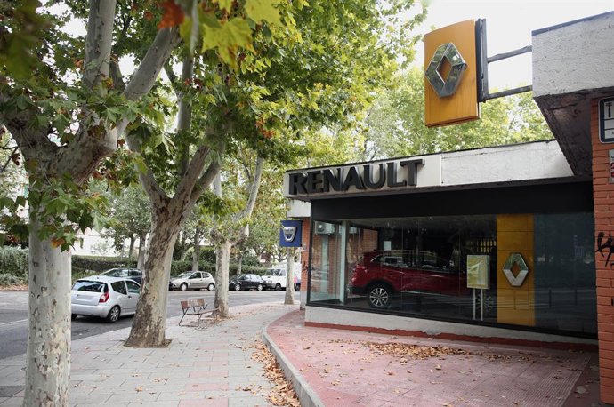 Imagen del exterior de un concesionario de Renault. 