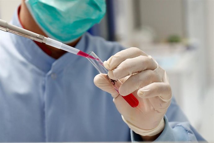 Un hombre trabaja en el edificio del Control de Calidad del Laboratorio del Centro Militar de Farmacia de la Defensa en la base logística de San Pedro