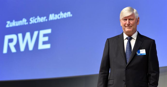 03 May 2019, North Rhine-Westphalia, Essen: Rolf Martin Schmitz, CEO of the German utilities company RWE AG attends the company's annual general meeting. Photo: Caroline Seidel/dpa
